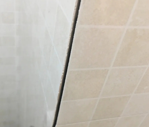 郫县瓷砖空鼓维修公司分享阳台瓷砖脱落的修复过程可以分为以下几个步骤