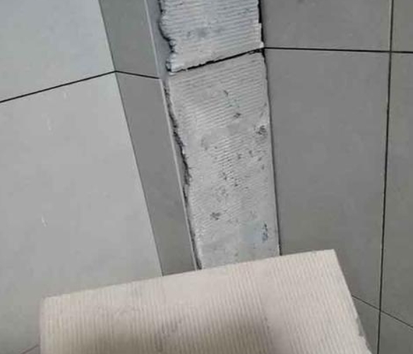 郫县瓷砖空鼓维修公司分享下厨房瓷砖脱落的补救措施。